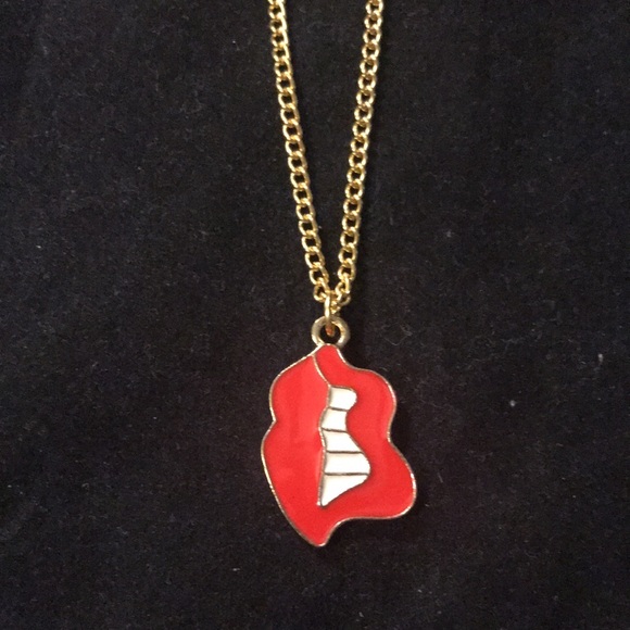 Red lip Gold plated charm necklace. - Picture 3 of 3